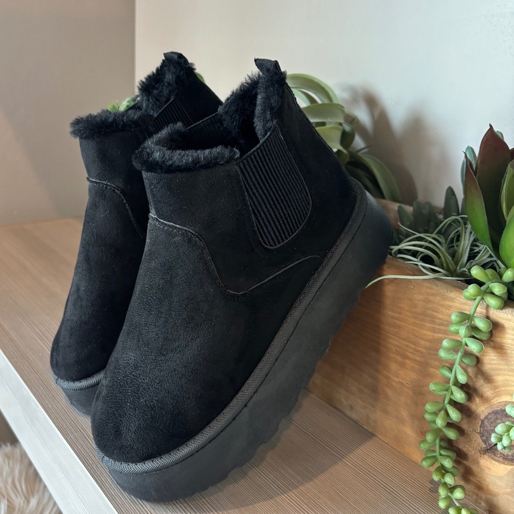 NWOT Suede Faux Fur Lined Platform Ankle Boot (7)